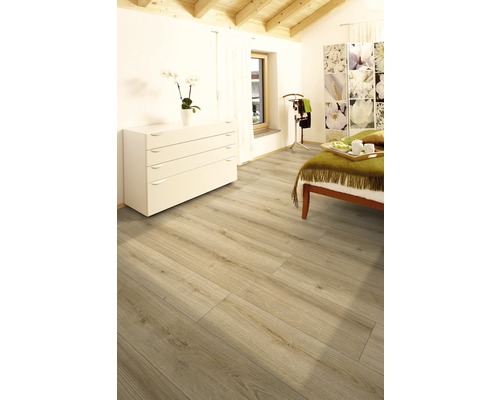 Cameră luminoasă cu podea laminată cu aspect de lemn, comodă și pat