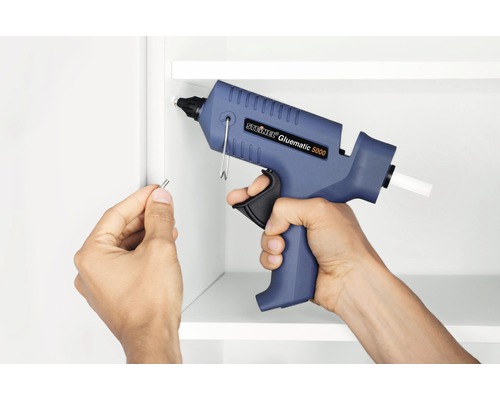 Utilizarea unui pistol de lipit Steinel Gluematic 5000 pentru a fixa un știft pe un raft alb
