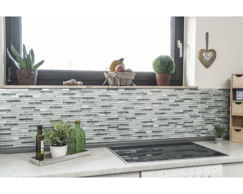 Scenă de bucătărie cu plăci de mozaic ca protecție împotriva stropilor