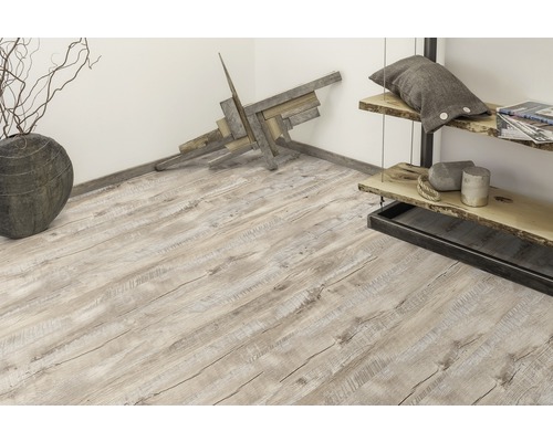 Interior cu podea laminată deschisă la culoare cu aspect de lemn, raft și decorațiuni.