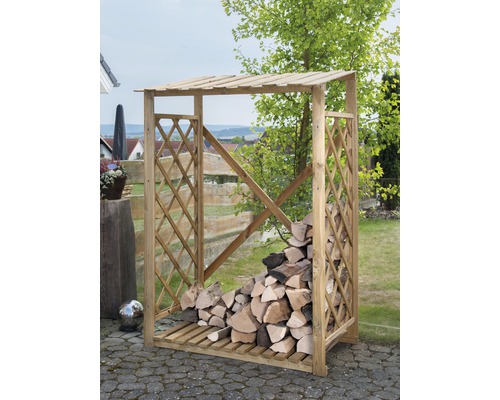 Raft de lemn cu grilaj și lemne de foc în grădină