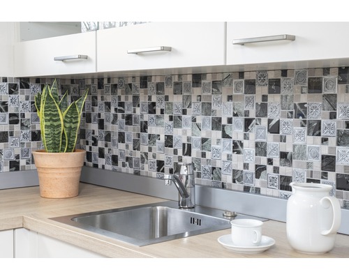 Scenă de bucătărie cu chiuvetă, gresie mozaic și plantă