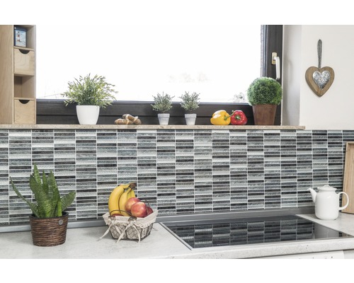 Scenă de bucătărie cu perete de faianță mozaic, pervaz cu decorațiuni și coș de fructe