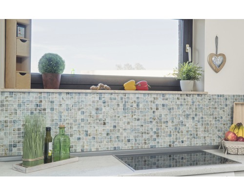 Spate de bucătărie cu plăci de mozaic și decorațiuni pe blat