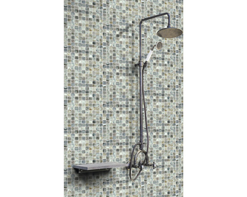 Baterie de duș cu duș fix, duș de mână și raft în fața plăcilor de mozaic