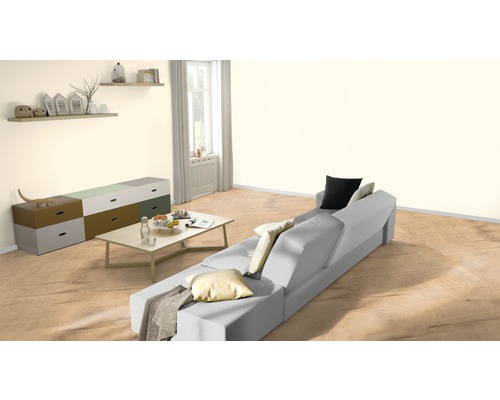 Living luminos cu canapea, măsuță de cafea și comodă