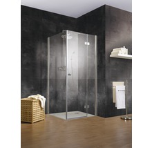 Cabină de duș pe colț cu ușă rotativă într-o baie cu faianță închisă la culoare și podea din lemn.