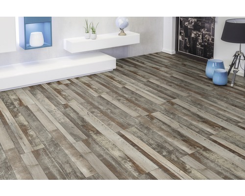 Living luminos cu podea cu aspect de lemn