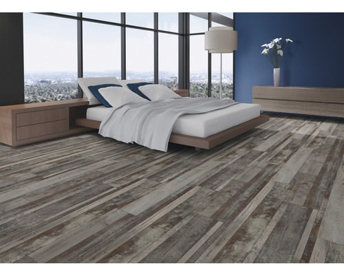 Dormitor cu podea din lemn cu aspect de scânduri, pat, noptieră și comodă