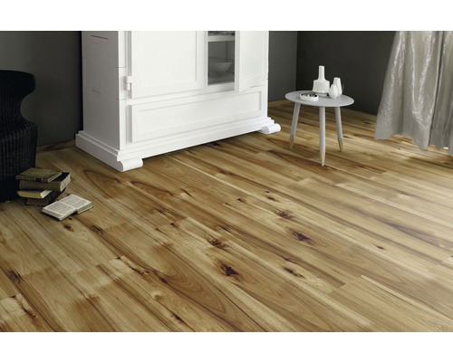 Parchet laminat montat într-o cameră de zi cu dulap și masă.
