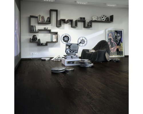 Living cu podea din lemn închis la culoare, proiector, bibliotecă și poster de film