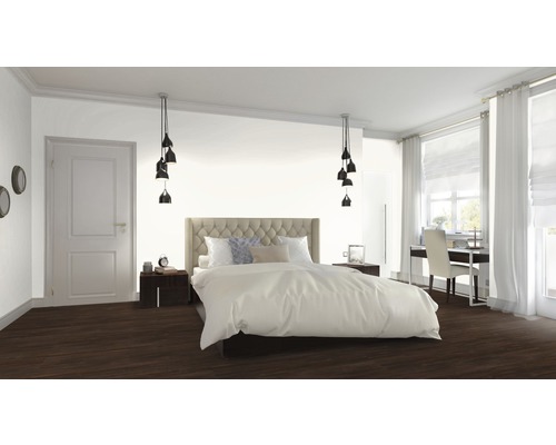 Dormitor cu pat, noptiere, lămpi și zonă de lucru lângă fereastră.