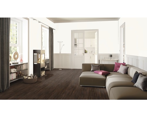 Cameră de zi cu canapea, sobă, bibliotecă și podea din lemn.