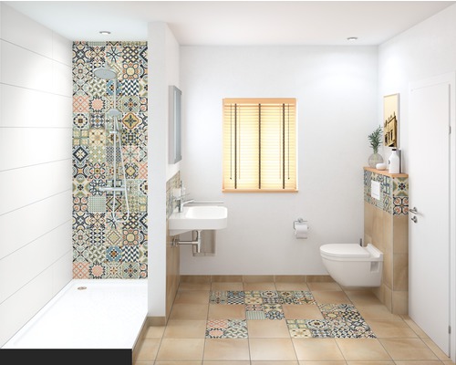 Baie cu duș, chiuvetă și toaletă și plăci cu model