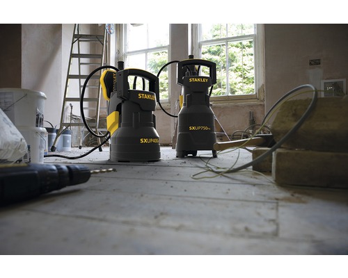 Două aspiratoare umede și uscate Stanley în cameră