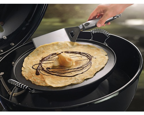 Grătar cu clătită, sos de ciocolată și spatulă