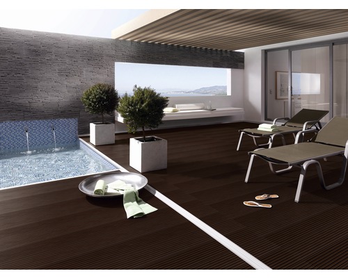 Terasa cu piscină, șezlonguri și podea de lemn pentru exterior.