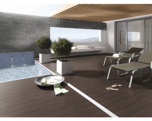 Spațiu exterior cu piscină, terasă din lemn, două șezlonguri și elemente decorative