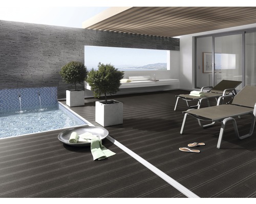 Terasa cu piscină, șezlonguri și podea din lemn