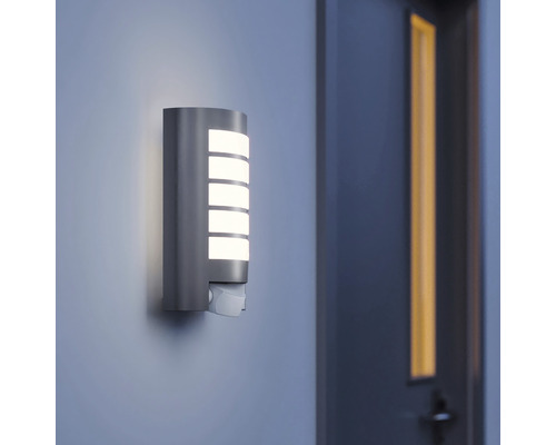 Lumină de perete exterioară luminoasă cu senzor de mișcare pe un perete