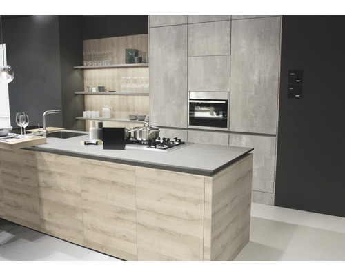 Bucătărie modernă cu insulă de gătit, cuptor încorporat și rafturi