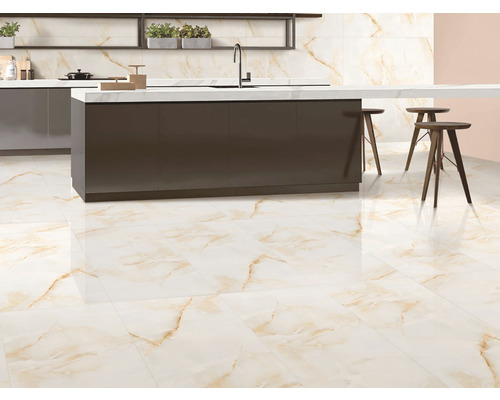 Bucătărie luminoasă cu gresie și faianță cu aspect de marmură