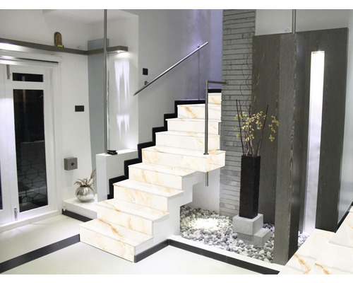 Scară cu trepte marmorate și balustradă din oțel inoxidabil