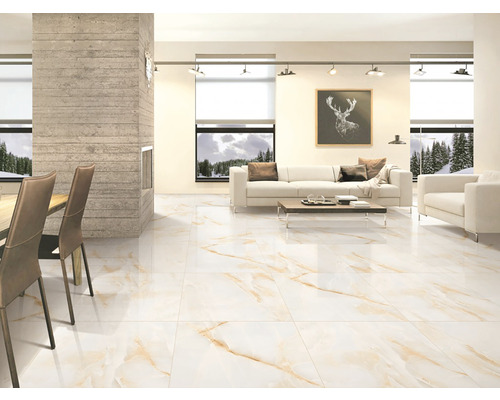 Cameră de zi luminoasă cu gresie cu aspect de marmură, canapea și șemineu