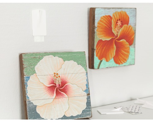 Două tablouri din lemn cu motive florale și un cârlig de fixare pe perete