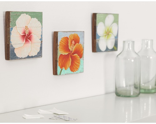 Imagini decorative de perete cu motive florale și sticle de sticlă pe o masă