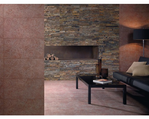 Living cu perete de piatră, decorațiuni, canapea și gresie