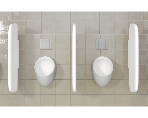 Două pisoare cu panouri de operare și perete despărțitor pe un fundal cu gresie