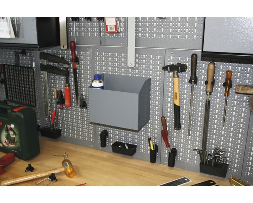 Atelier cu scule montate pe un perete perforat