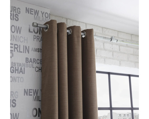 Cortină maro cu bride pe o bară de perdea în fața unei ferestre