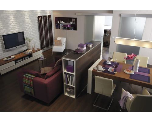 Cameră de zi luminoasă cu masă, canapea, televizor și rafturi pentru o atmosferă de locuință organizată