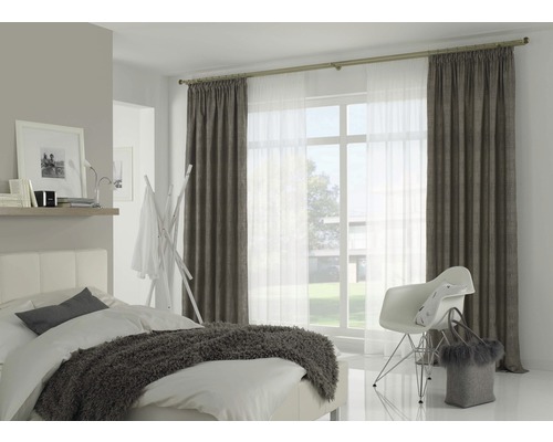 Dormitor cu pat și decorarea ferestrelor cu perdele