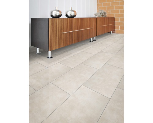 Vedere interioară cu pardoseală cu gresie și comodă cu sertare.