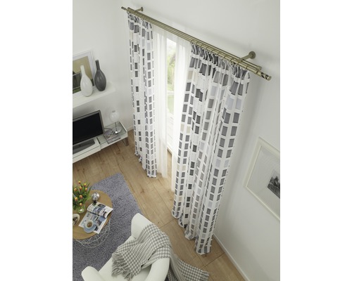 Living cu decor de fereastră, inclusiv galerie și perdele cu model geometric