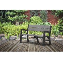 Bancă de grădină din plastic pe terasă de lemn în fața grădinii