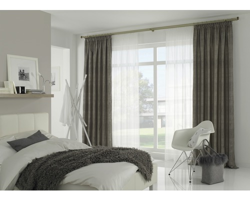 Dormitor luminos cu pat, perdele și lumină naturală