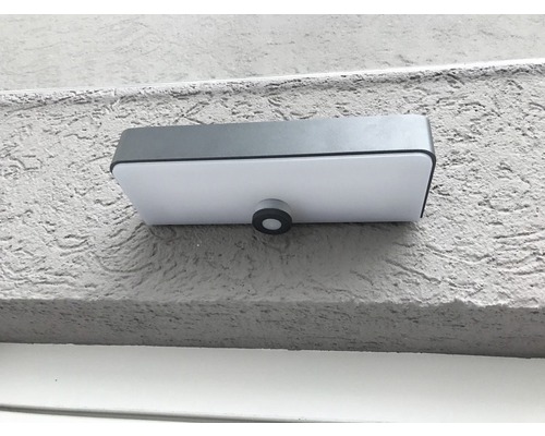 Lampa de perete cu senzor pe un perete texturat
