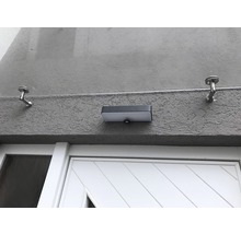 Lumină de perete exterioară cu senzor de mișcare deasupra unei uși de intrare