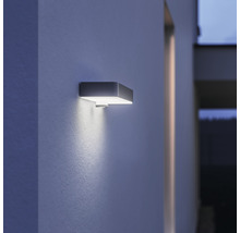 Lumină de perete exterioară pătrată metalică pe un perete