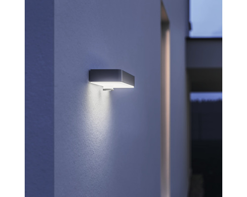 Lumină de perete exterioară pătrată metalică pe un perete