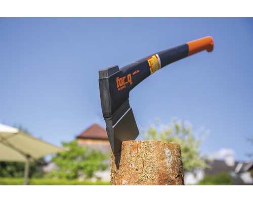 Toporul de la For Q înfipt în butucul de lemn.