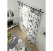 Living cu decor de fereastră: Perdele cu model grafic pe bară de perdea