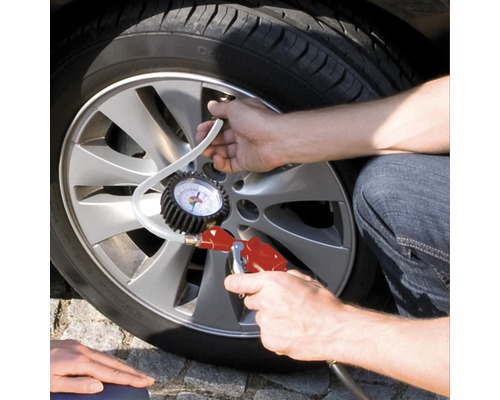 Manometru de presiune a pneurilor utilizat pe un pneu auto.