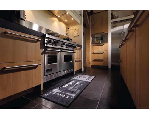 Scenă de bucătărie cu aragaz din oțel inoxidabil, dulapuri de bucătărie și covor de bucătărie