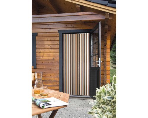 Cortină de protecție împotriva insectelor din lamele în fața unei uși din lemn deschise a unei case de grădină.