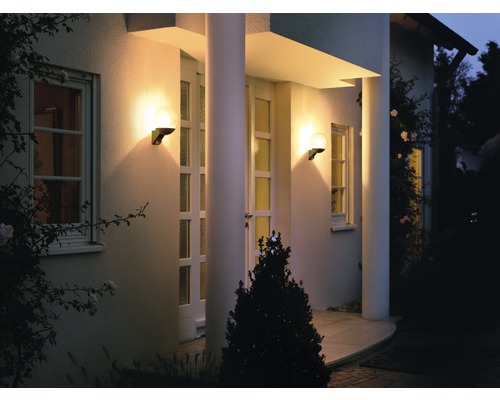 Fațadă de casă cu două lămpi de exterior sferice
